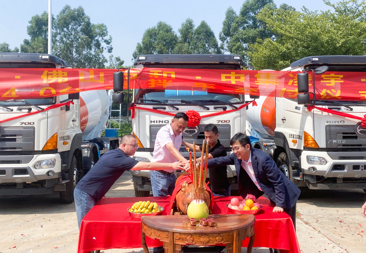 喜氣洋洋共相聚，40臺(tái)凌宇攪拌車交付大客戶！