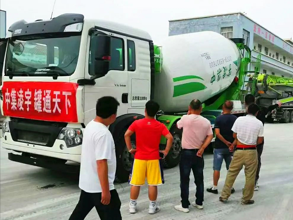 開(kāi)攤啦！凌宇攪拌車(chē)“擺攤兒”湖北，客戶(hù)當(dāng)場(chǎng)下單！