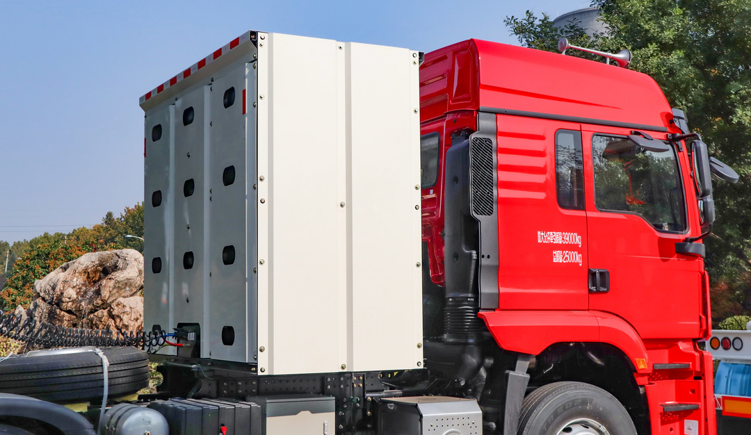 金秋暖陽，微風(fēng)和煦！凌宇新能源粉罐半掛批量奔赴西南地區(qū)