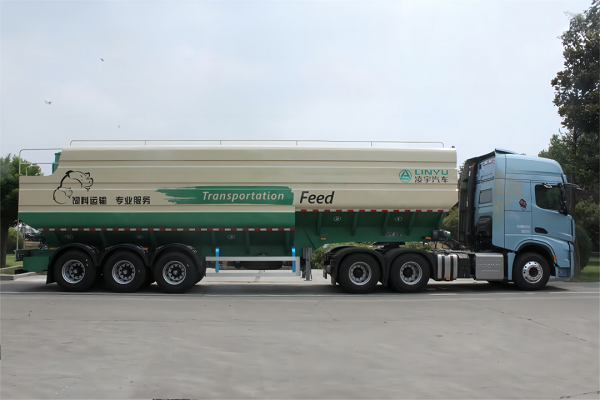 保障飼料運(yùn)輸安全！散裝雛禽飼料運(yùn)輸半掛車的特點(diǎn)及優(yōu)勢(shì)有哪些？